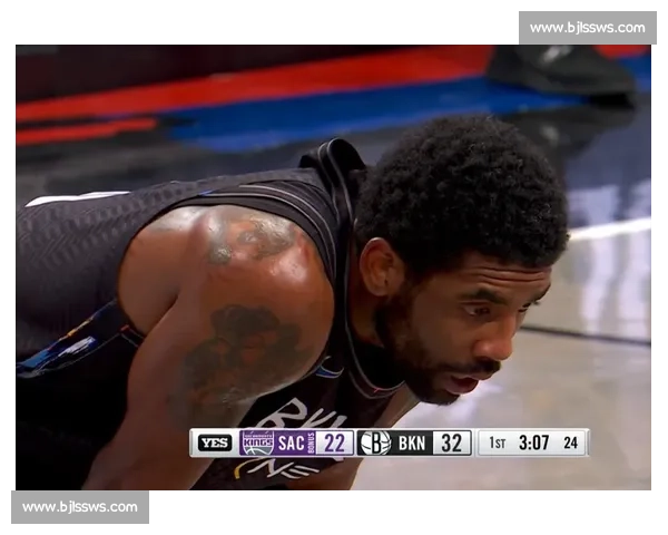 福克斯轻松写意空接暴扣，与球迷互动点燃现场激情