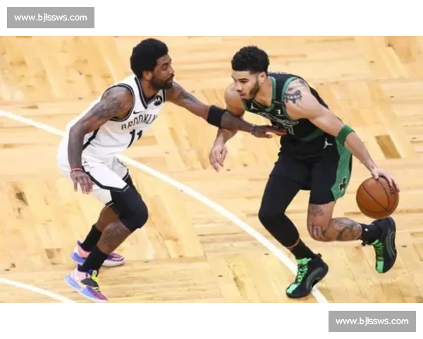 福克斯轻松写意空接暴扣，与球迷互动点燃现场激情